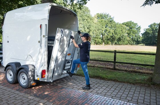 Böckmann Mehrwerte Pferdeanhänger Comfort Stabile Hinterklappe